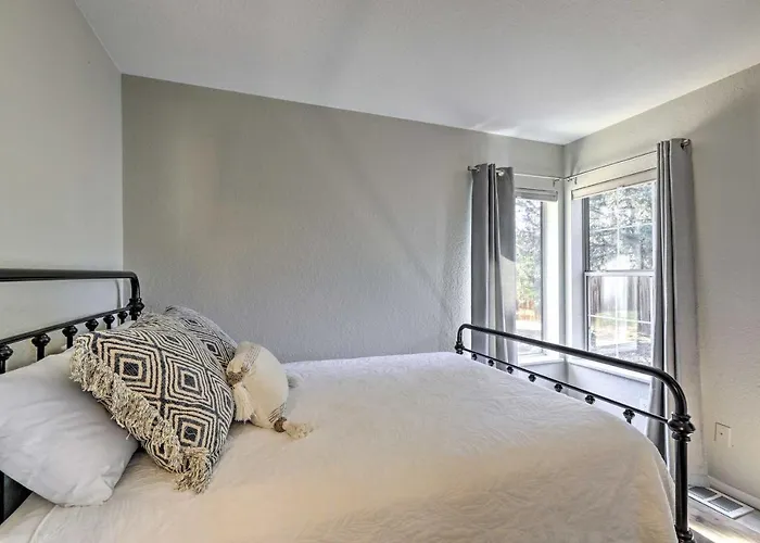 Modern Retreat ~ 4 Mi To Downtown! Hébergement de vacances *