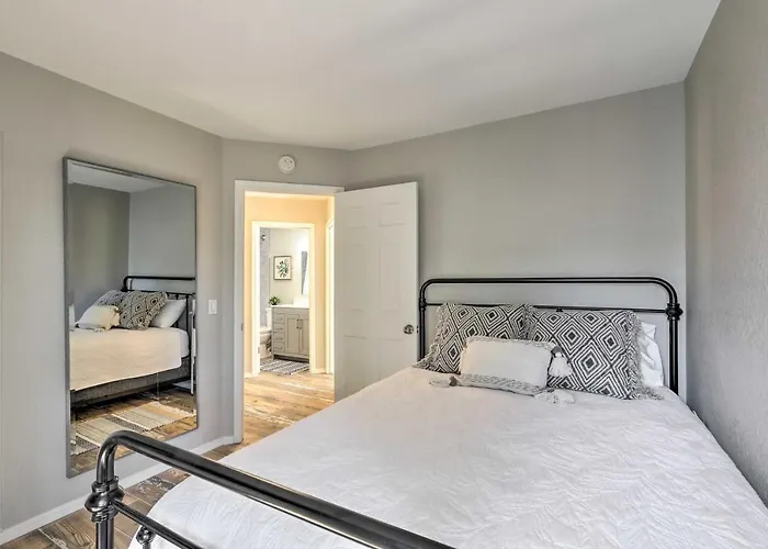 Holiday home Modern Retreat ~ 4 Mi To Downtown! Flagstaff
