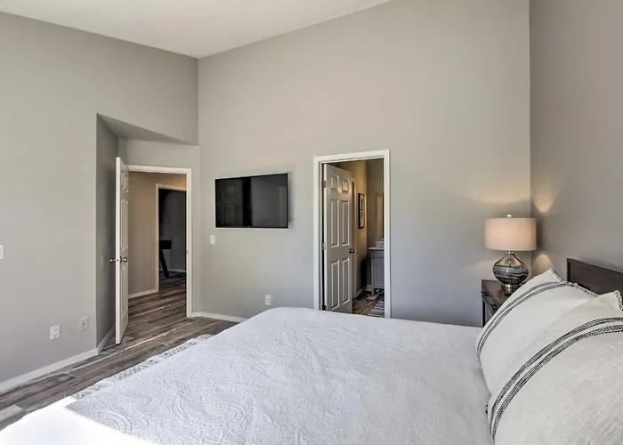 Holiday home Modern Retreat ~ 4 Mi To Downtown! *
