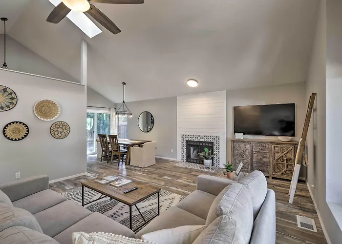 Holiday home Modern Retreat ~ 4 Mi To Downtown! Flagstaff